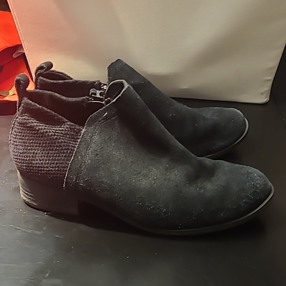 Toms sz 8 black suede ankle boots